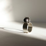 Bague "8" sertie d'une perle 9 mm en argent 950.