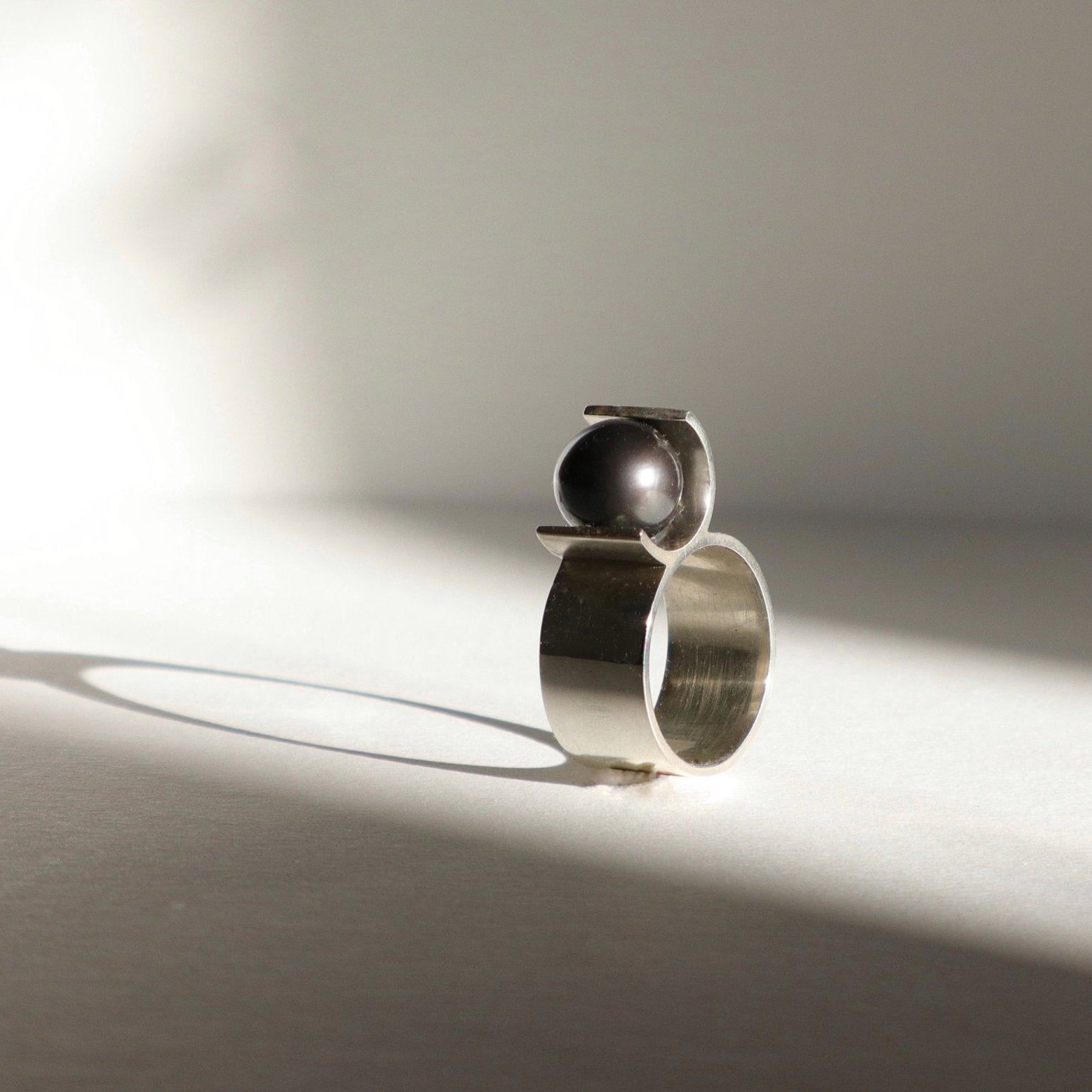 Bague "8" sertie d'une perle 9 mm en argent 950.