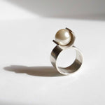 La bague 8, une pièce de joaillerie contemporaine et rigoureuse façonnée à la main dans notre atelier parisien.