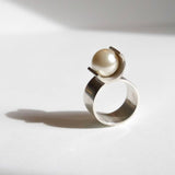 La bague 8, une pièce de joaillerie contemporaine et rigoureuse façonnée à la main dans notre atelier parisien.