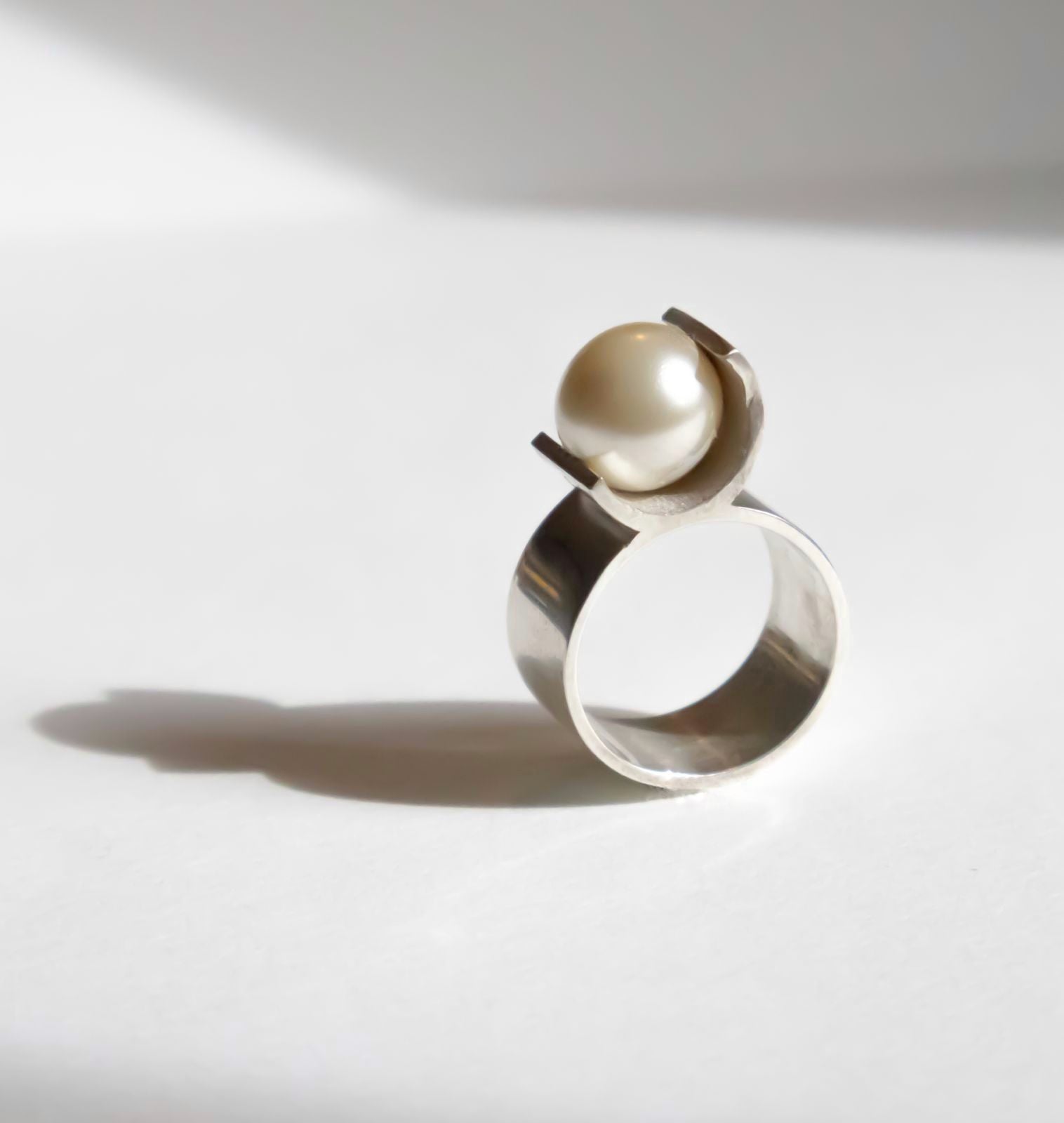 La bague 8, une pièce de joaillerie contemporaine et rigoureuse façonnée à la main dans notre atelier parisien.