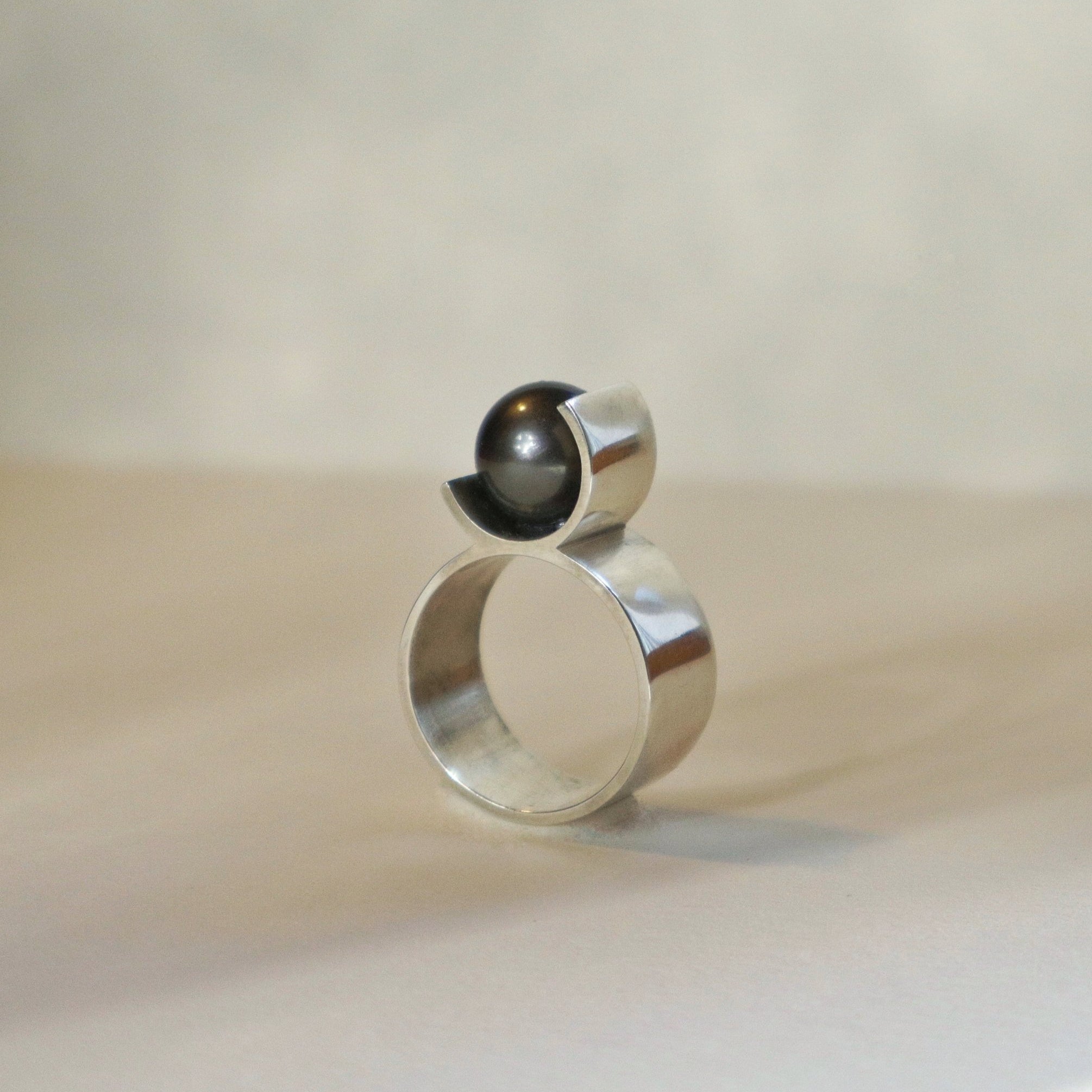 Bague 8 au design architectural en argent 950 massif sertie d'une perle de culture de 9 mm.