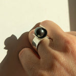 Bague 8 portée sur la main, illustrant le volume épuré et contemporain de cette création Atelier Grandval.