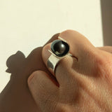 Bague 8 portée sur la main, illustrant le volume épuré et contemporain de cette création Atelier Grandval.