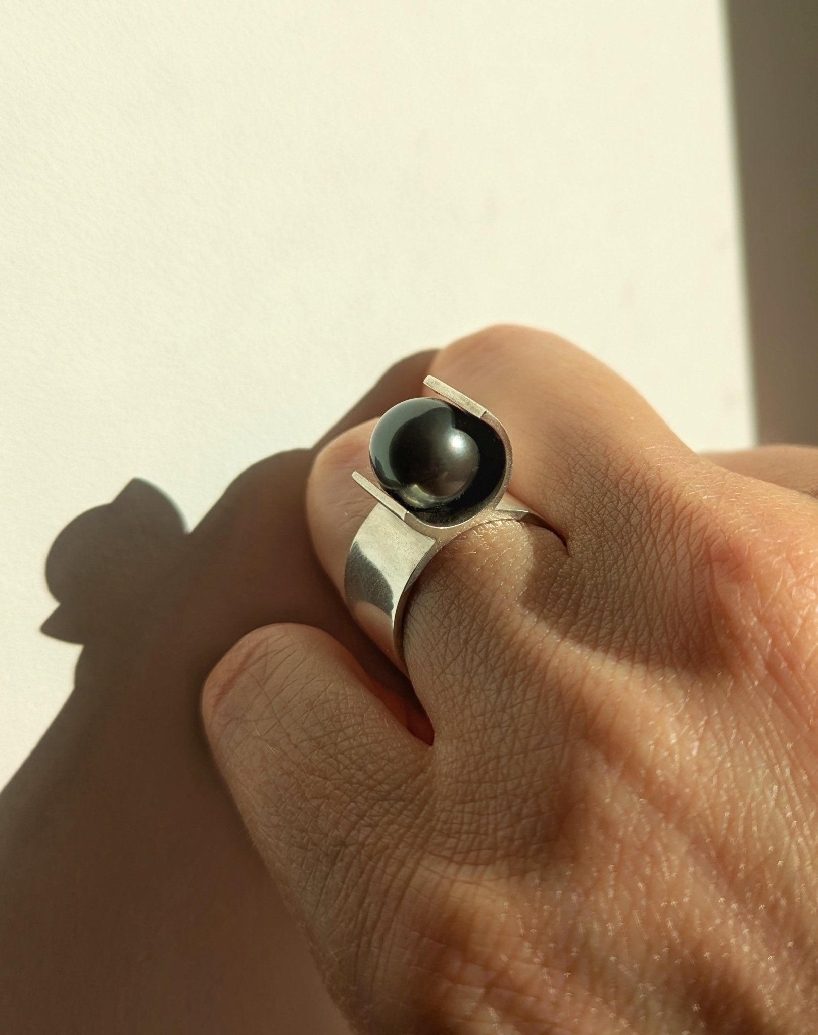 Bague 8 portée sur la main, illustrant le volume épuré et contemporain de cette création Atelier Grandval.
