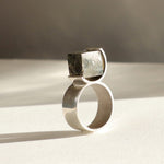 Bague O en argent 950 et pyrite brute dans un serti circulaire, vue produit fond clair, Atelier Grandval.