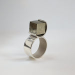 Bague O en argent 950 et pyrite brute, serti circulaire poli miroir, Atelier Grandval.