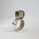 Bague O en argent 950 et pyrite brute, serti circulaire poli miroir, Atelier Grandval.