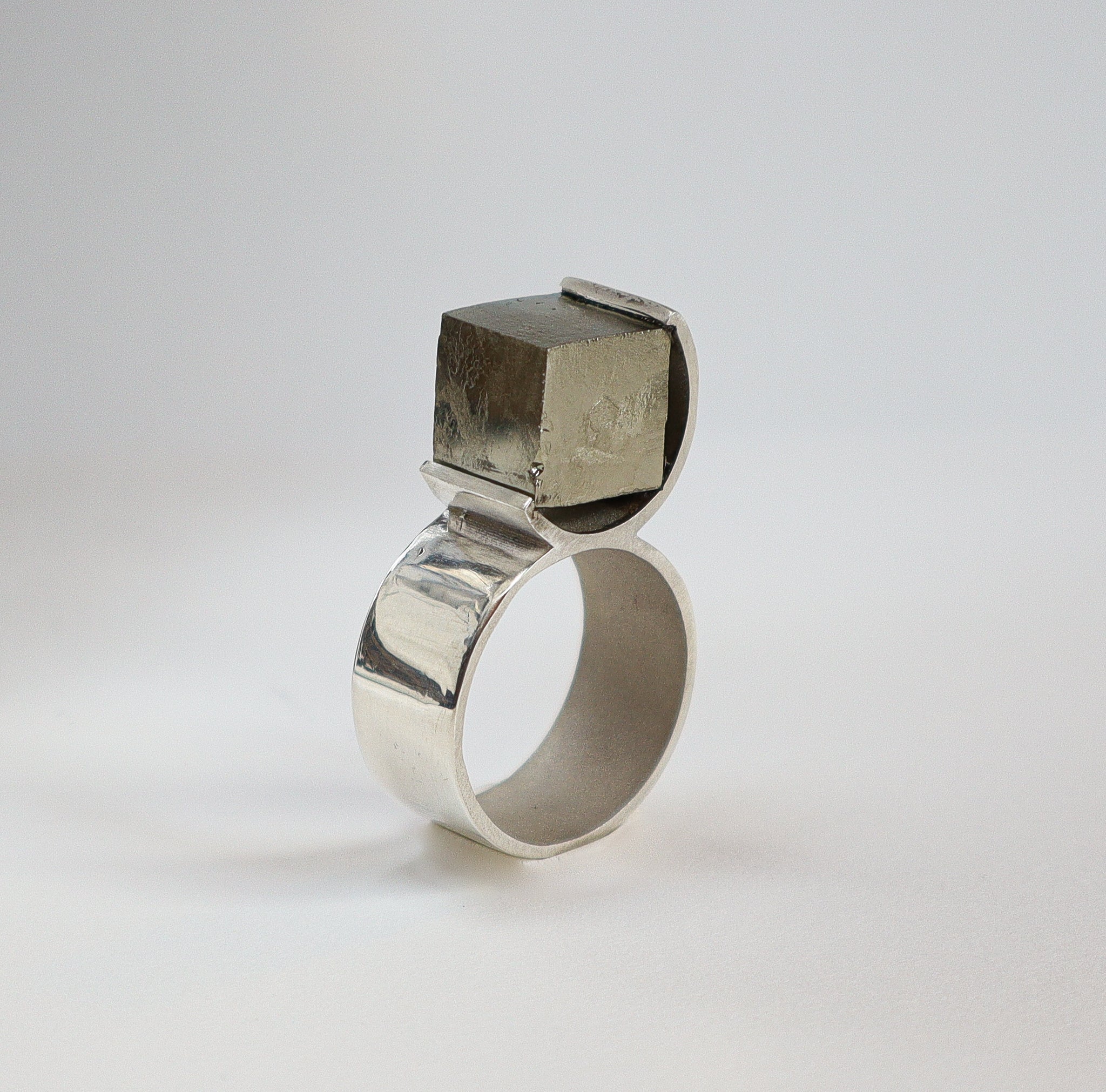 Bague O en argent 950 et pyrite brute, serti circulaire poli miroir, Atelier Grandval.
