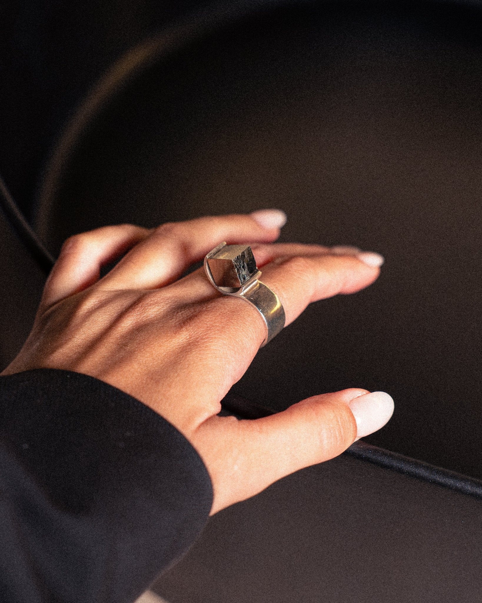 Bague O – pyrite brute en argent 950 ou vermeil.