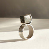 Bague O – pyrite brute en argent 950 ou vermeil.