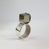 Bague O – pyrite brute en argent 950 ou vermeil.
