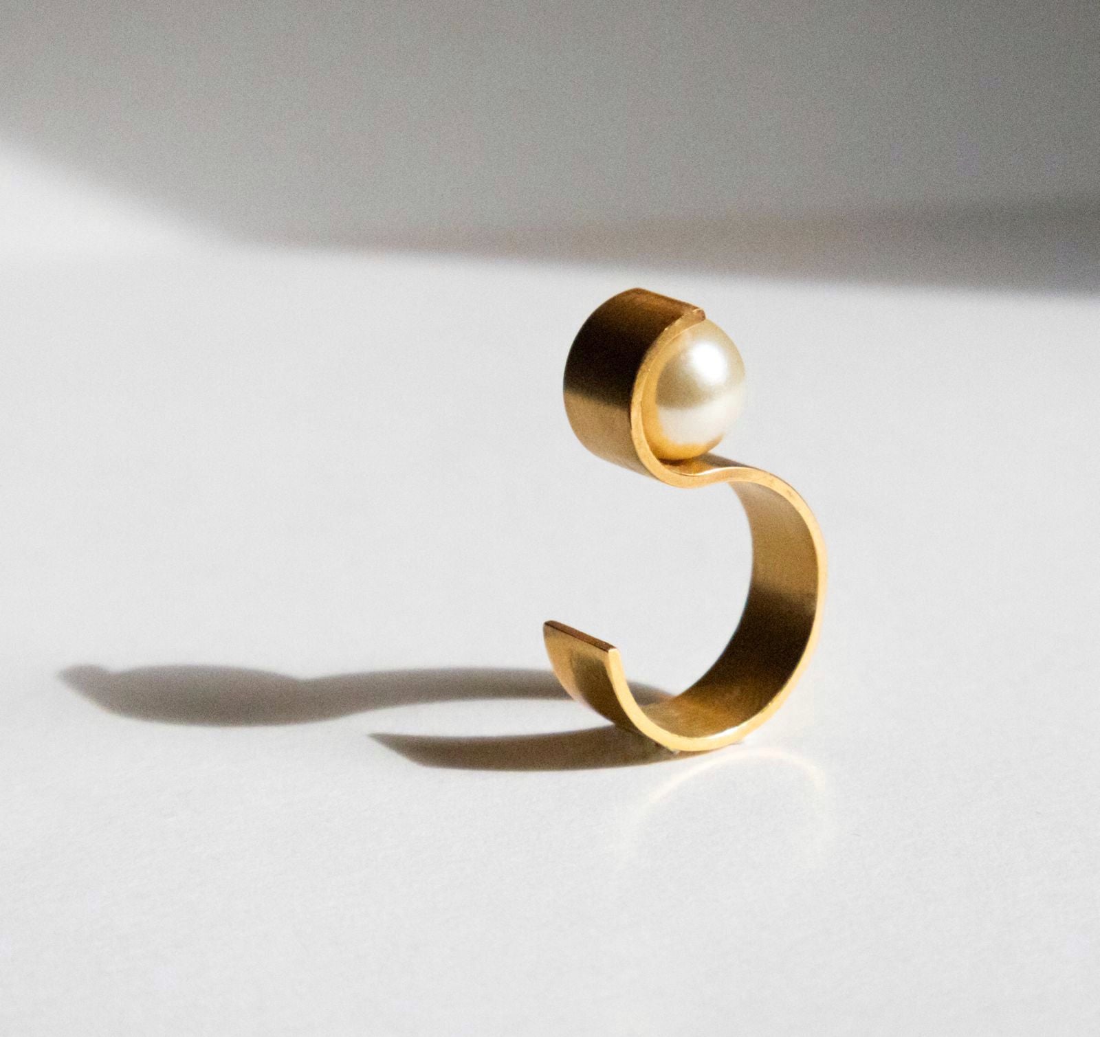 Bague S en vermeil avec sa perle de culture de 10mm, un bijou architectural signé Atelier Grandval.