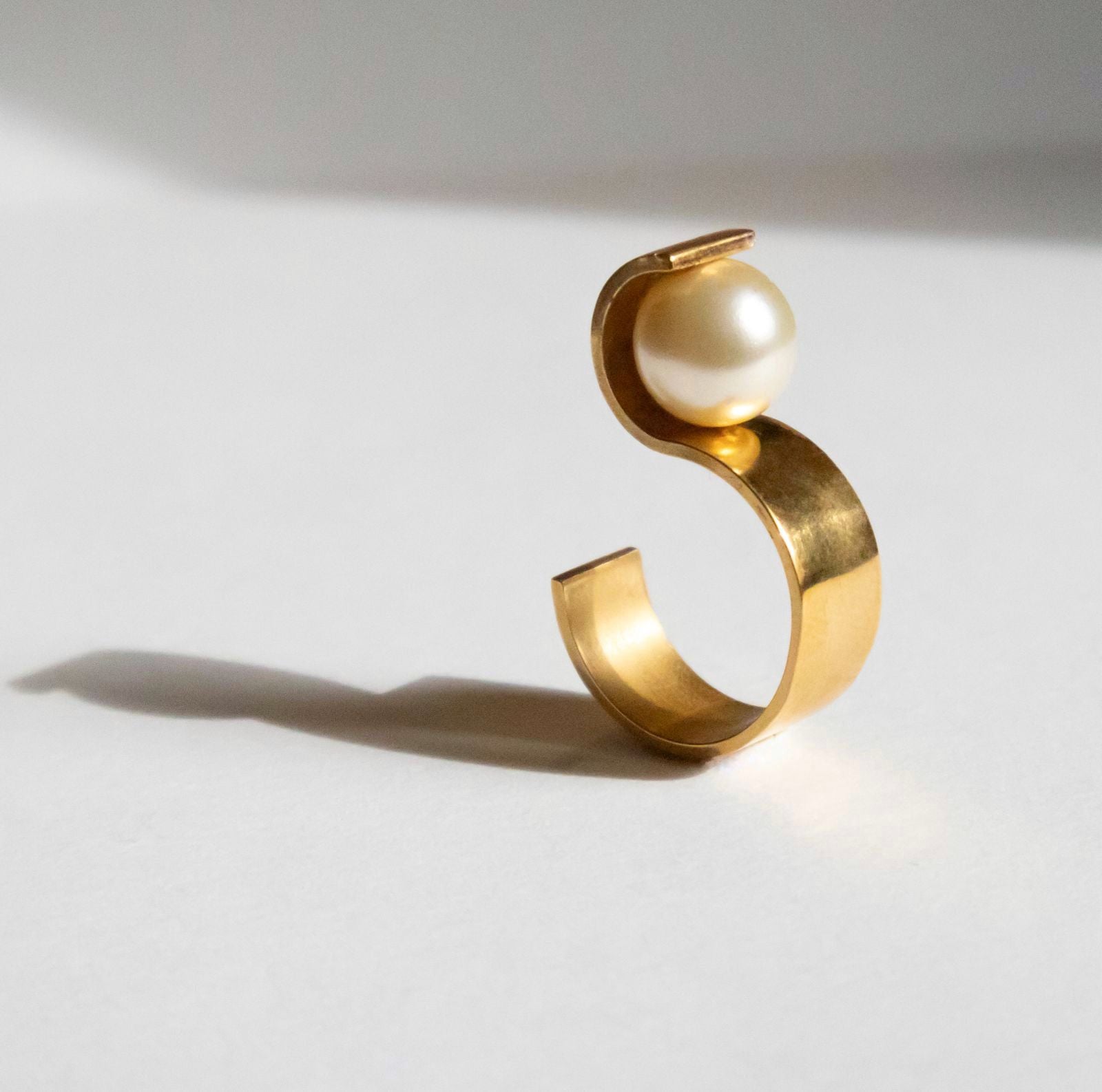 La bague S en vermeil et perle, une pièce iconique de la collection Double Tracé créée par Lucien Grandval.