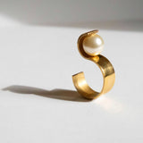 La bague S en vermeil et perle, une pièce iconique de la collection Double Tracé créée par Lucien Grandval.