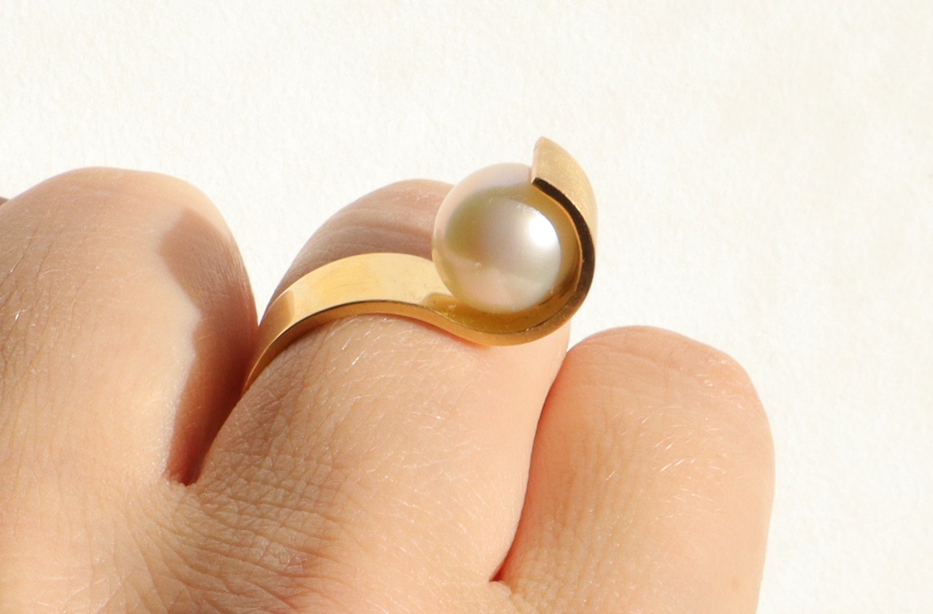 Détail de la perle de 10mm et de la finition en vermeil brossé sur la structure en S de la bague.