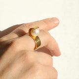 Bague S portée sur la main, illustrant le style art deco de ce bijou de créateur contemporain.