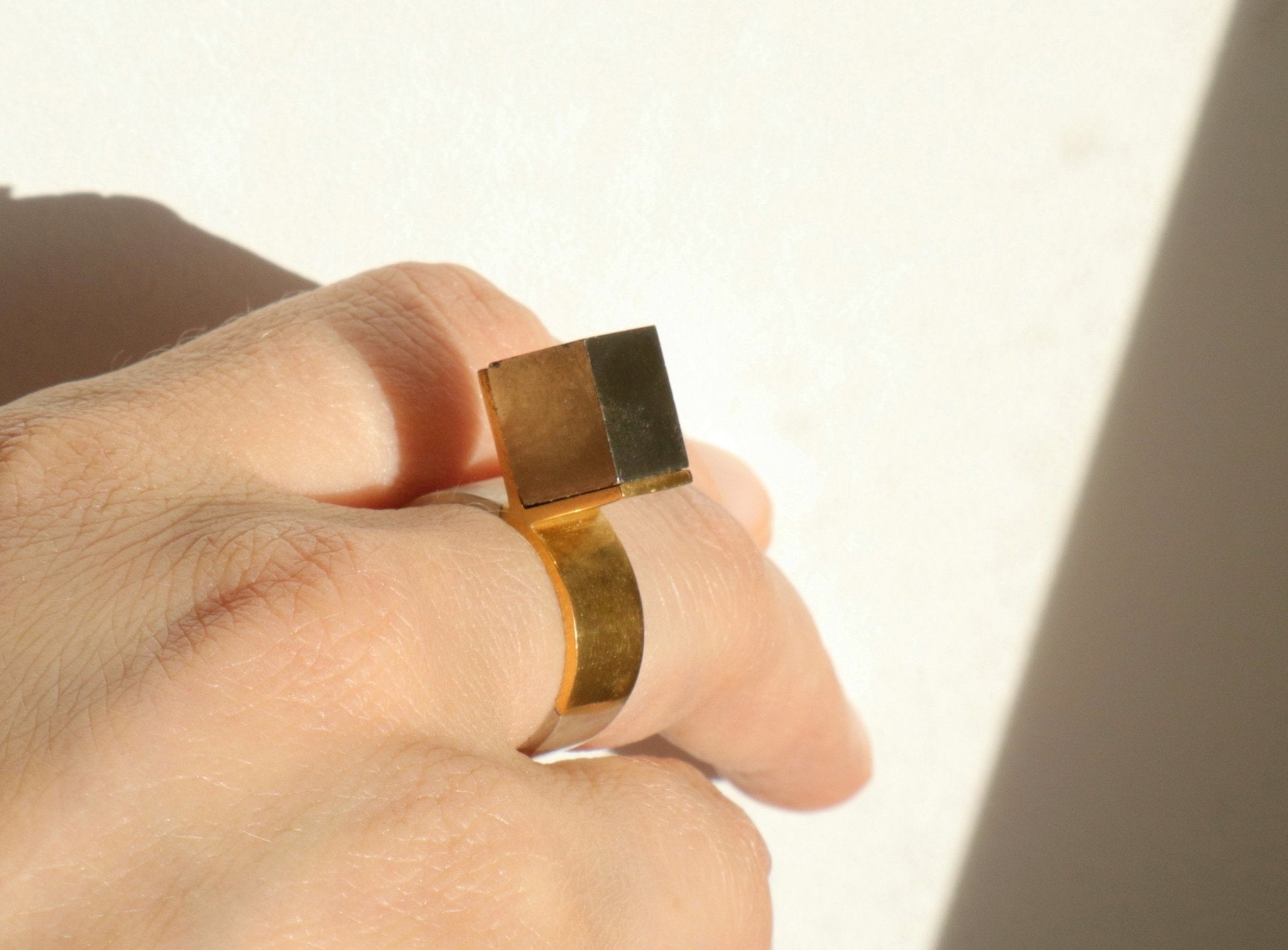 Bague X — pyrite cube, serti triangle (argent 950 et vermeil).