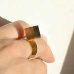 Bague X en vermeil avec cube de pyrite naturelle portée sur la main, gros plan sur le serti triangle, Atelier Grandval.