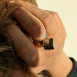 Bague X en vermeil et cube de pyrite portée, vue rapprochée sur la main, Atelier Grandval.