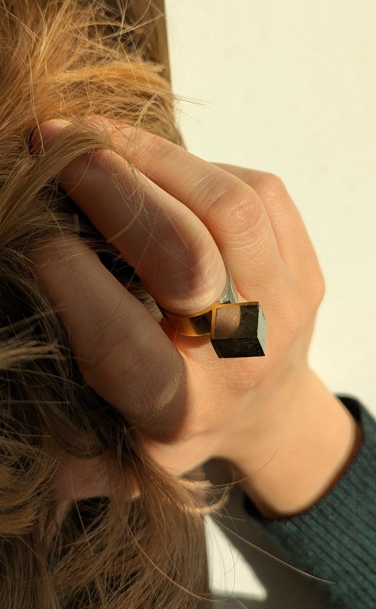 Bague X en vermeil et cube de pyrite portée, vue rapprochée sur la main, Atelier Grandval.