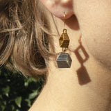 Boucles Élée bicolores vermeil et argent 950 portées sur l'oreille, Atelier Grandval.