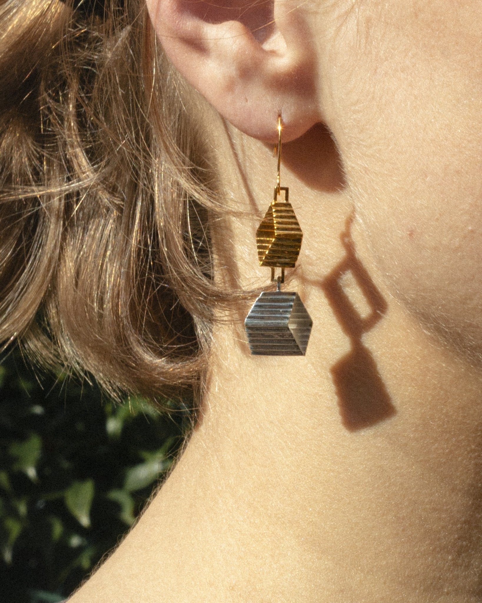 Boucles Élée bicolores vermeil et argent 950 portées sur l'oreille, Atelier Grandval.