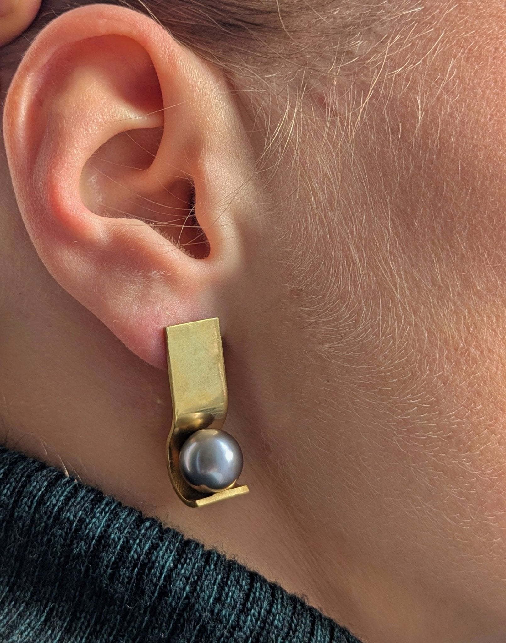 Boucles OO en vermeil portées sur l'oreille, vue de profil, perle de Tahiti 10 mm dans la monture, Atelier Grandval.