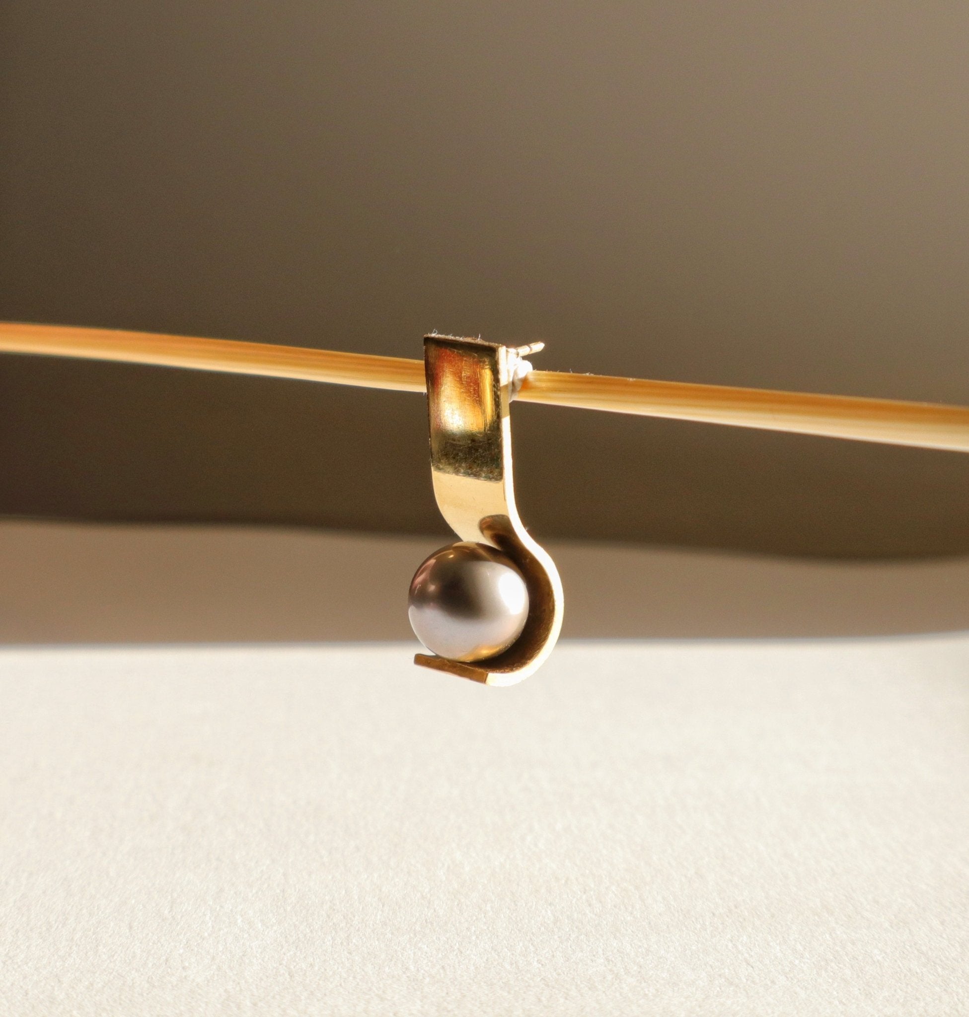 Boucles OO en vermeil, vue de la structure de la monture avec perle de Tahiti 10 mm, Atelier Grandval.