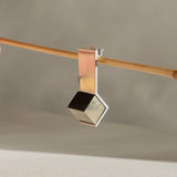 Boucles d'oreilles XX en pyrite brute et argent 950 massif, un design architectural épuré par Atelier Grandval.