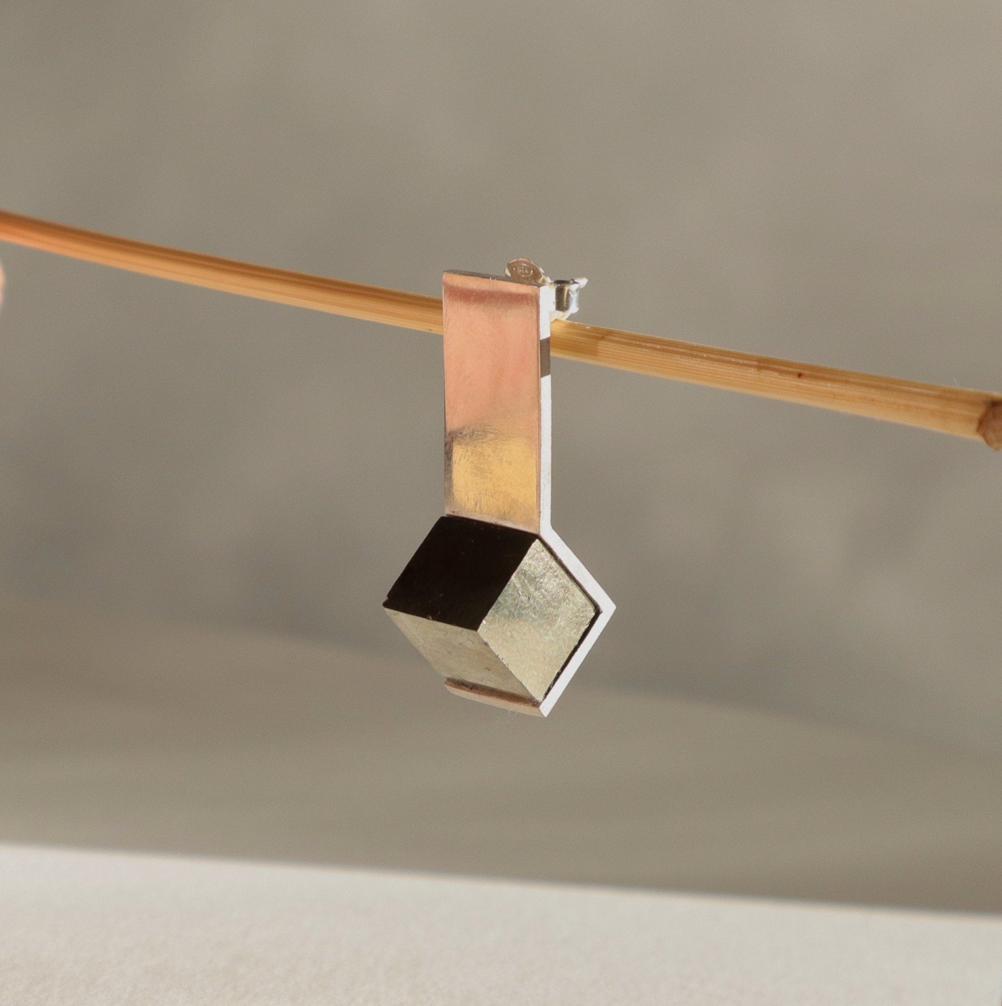 Boucles d'oreilles XX en pyrite brute et argent 950 massif, un design architectural épuré par Atelier Grandval.