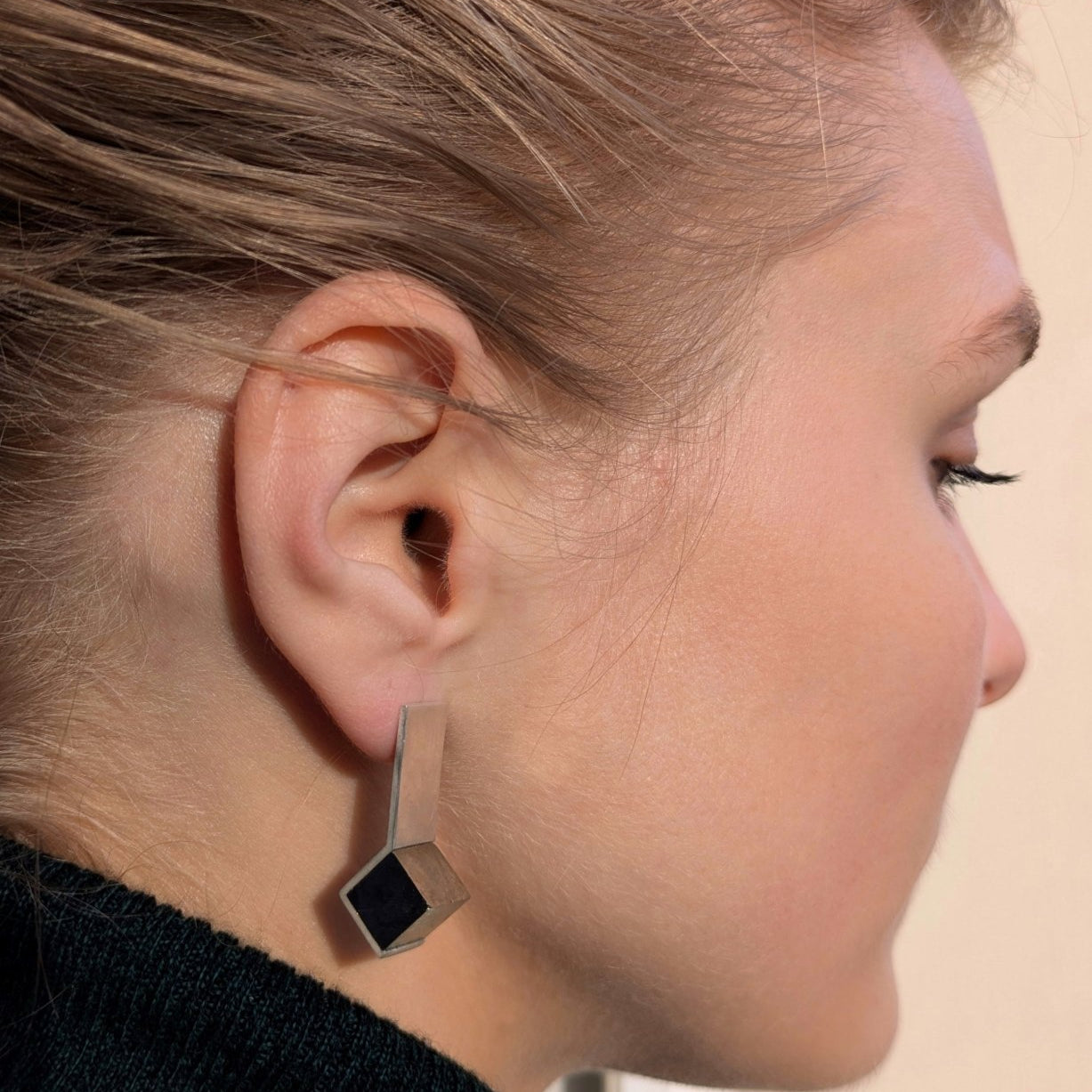 Paire de boucles d'oreilles minimalistes XX en vermeil et pyrite, une micro-architecture minérale et contemporaine.
