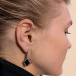 Paire de boucles d'oreilles minimalistes XX en vermeil et pyrite, une micro-architecture minérale et contemporaine.
