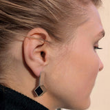 Paire de boucles d'oreilles minimalistes XX en vermeil et pyrite, une micro-architecture minérale et contemporaine.