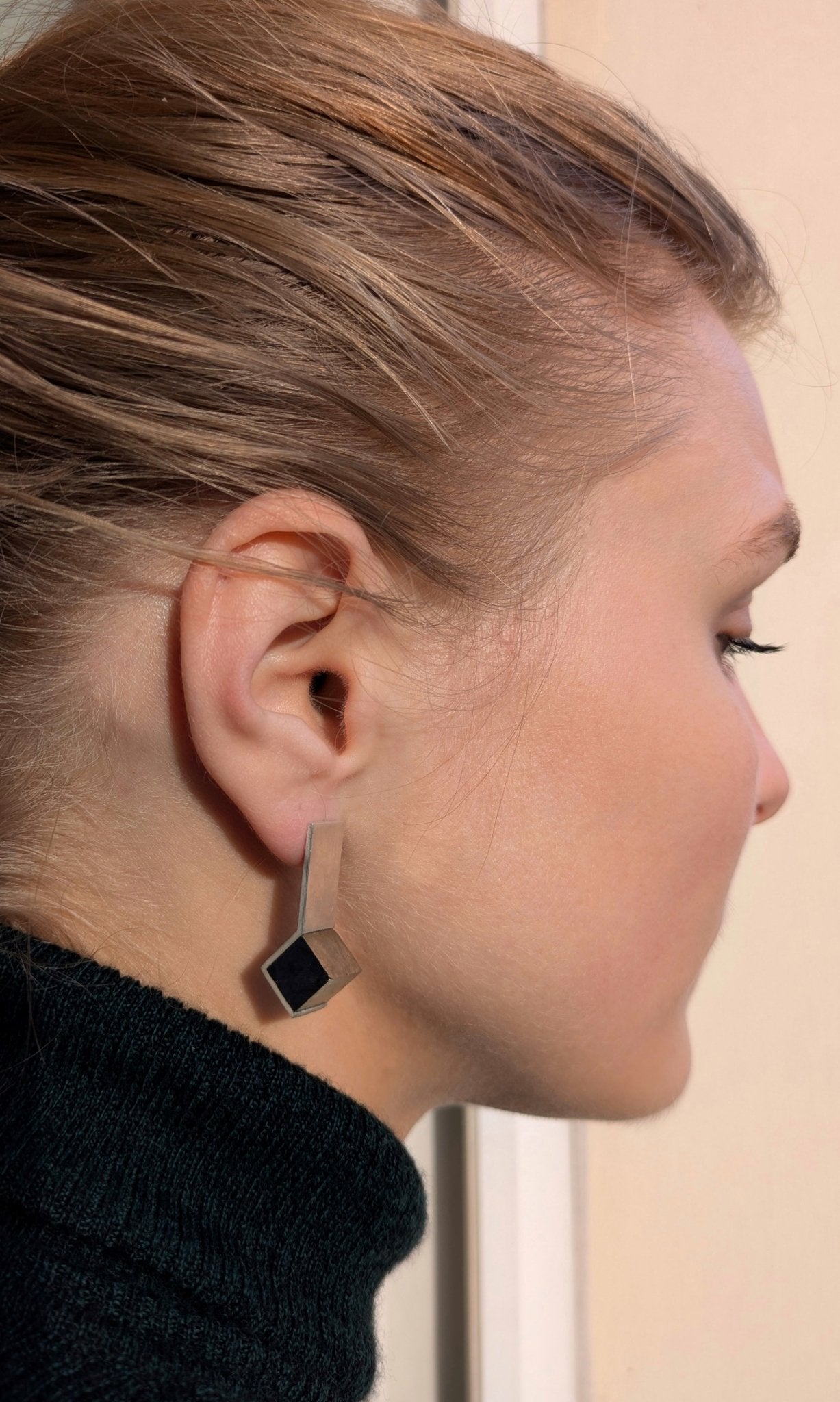 Paire de boucles d'oreilles minimalistes XX en vermeil et pyrite, une micro-architecture minérale et contemporaine.