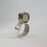 Bague O – pyrite brute en argent 950 ou vermeil.