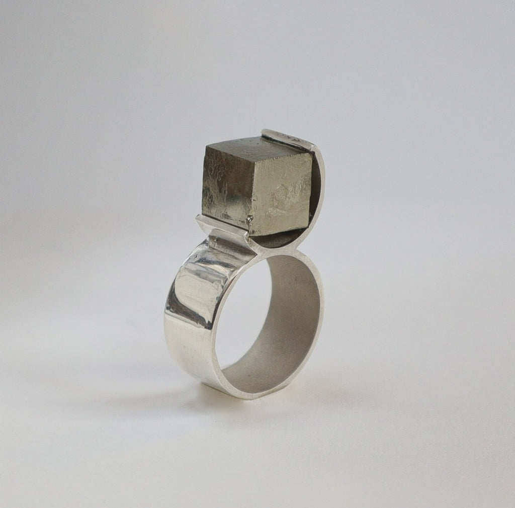 Bague O – pyrite brute en argent 950 ou vermeil.